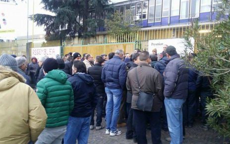 Assemblea dei lavoratori davanti alla Prysmian