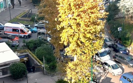 Napoli piazza Medaglie dOro ambulanza a sirene spiegate bloccata nel traffico